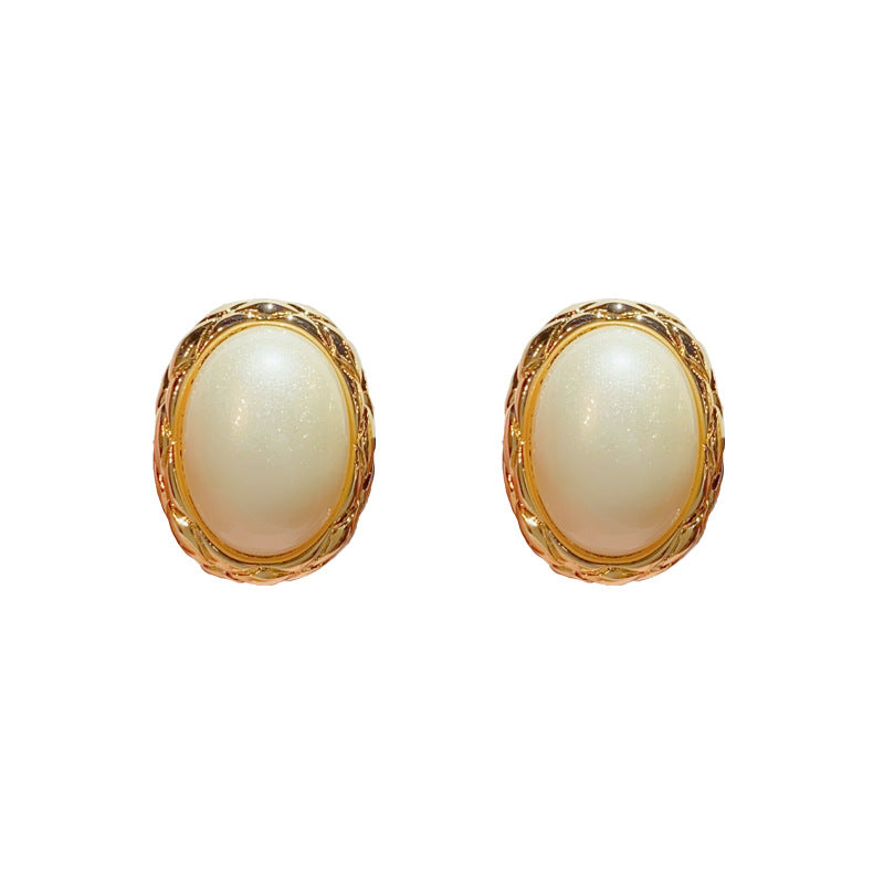Women's Retro Metal Oval Pearl For Simplicity Earrings
