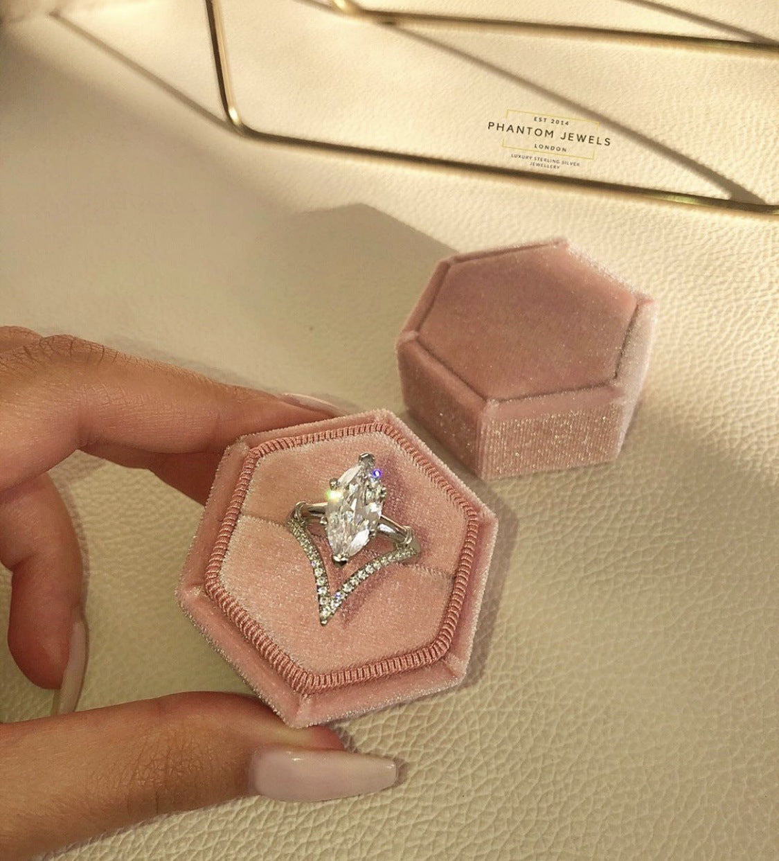 Wei Inlaid Zircon Egg-shaped Set Model Rings