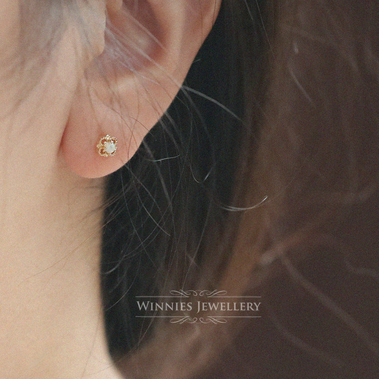 Sier Gold-plated Exquisite Retro Hollow Diamond Earrings