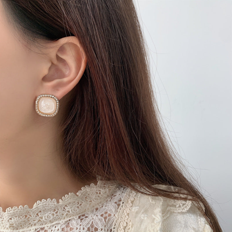 Women's Simple White Shell Fragment Geometric Artistic Earrings