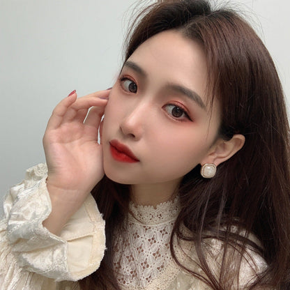 Women's Simple White Shell Fragment Geometric Artistic Earrings