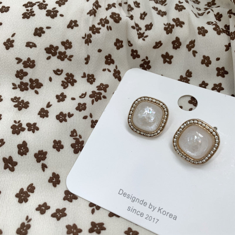 Women's Simple White Shell Fragment Geometric Artistic Earrings