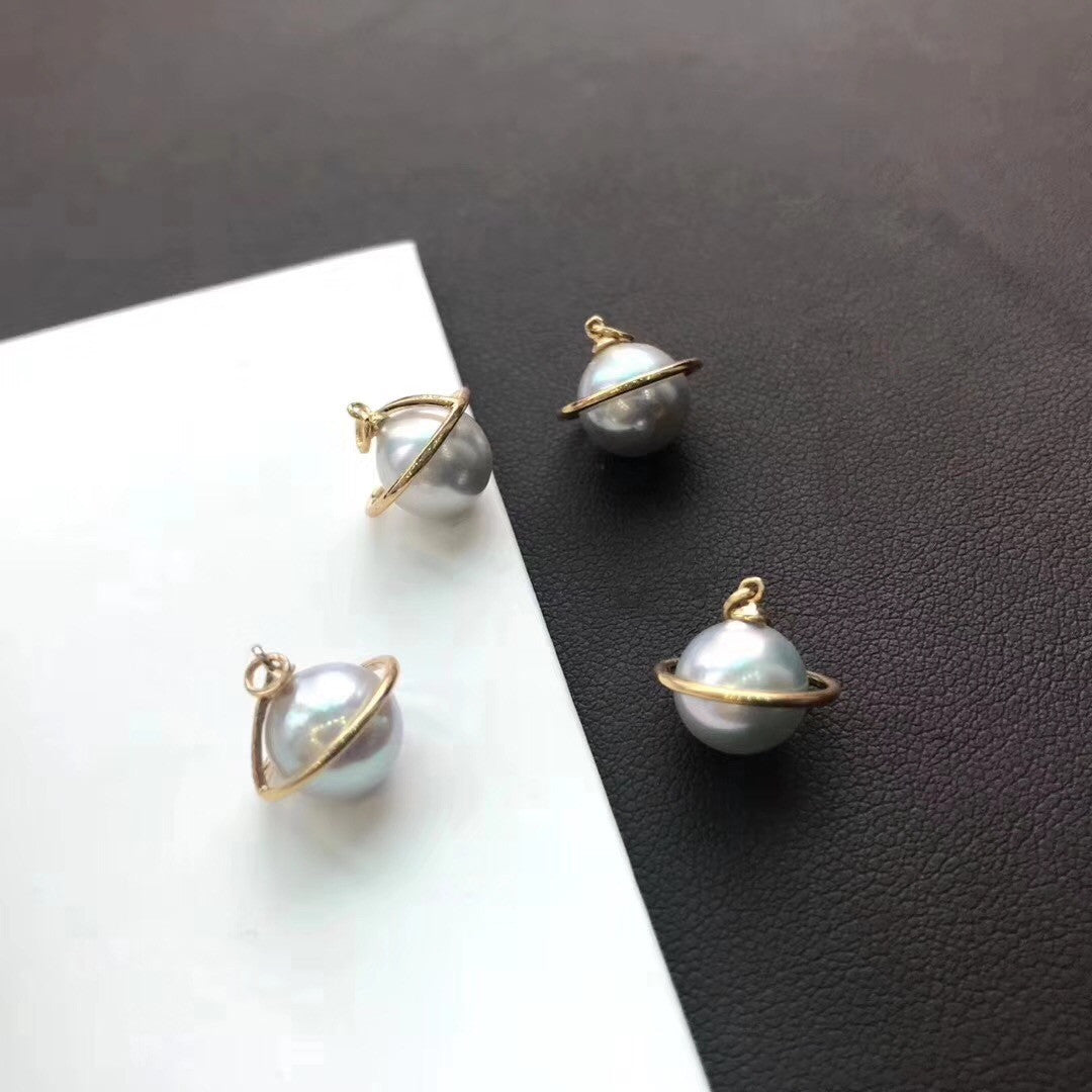 Women's Gold-plated Saturn Pearl Simple Elegant Three-dimensional Necklaces