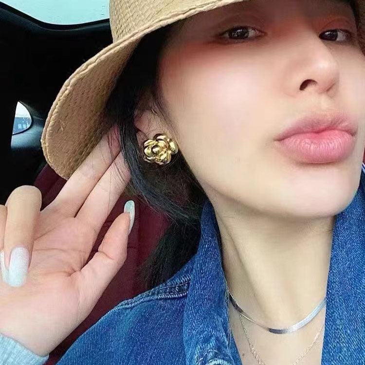 Retro Classic Camellia High-grade Three-dimensional Flower Earrings