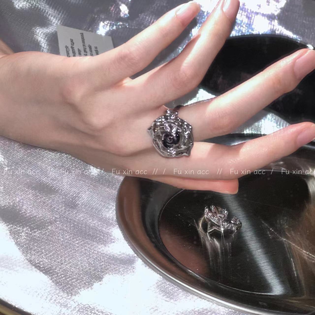 Retro Black Three-dimensional Rose Female Design High-grade Light Luxury Rings