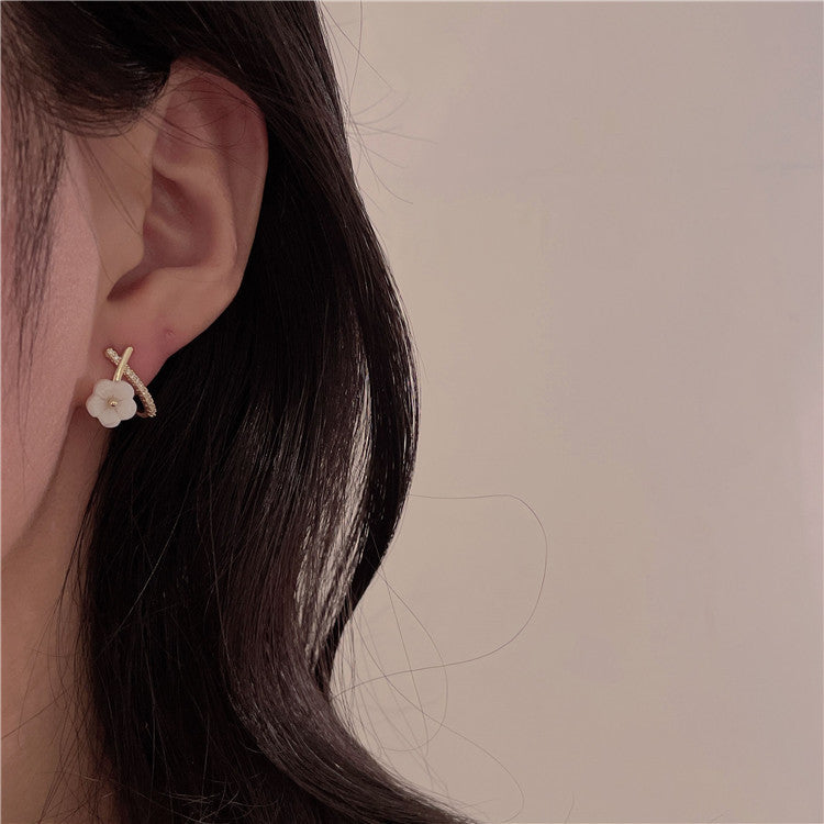 Women's Compact Mini Flower Shell For Trendy Temperament Earrings