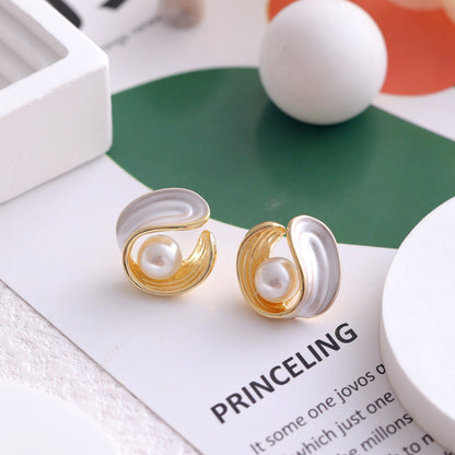 Women's Elegant Pearl High Sense Love Heart Earrings