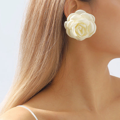 Women's French Elegant Camellia Pearl Fashion Retro Necklaces