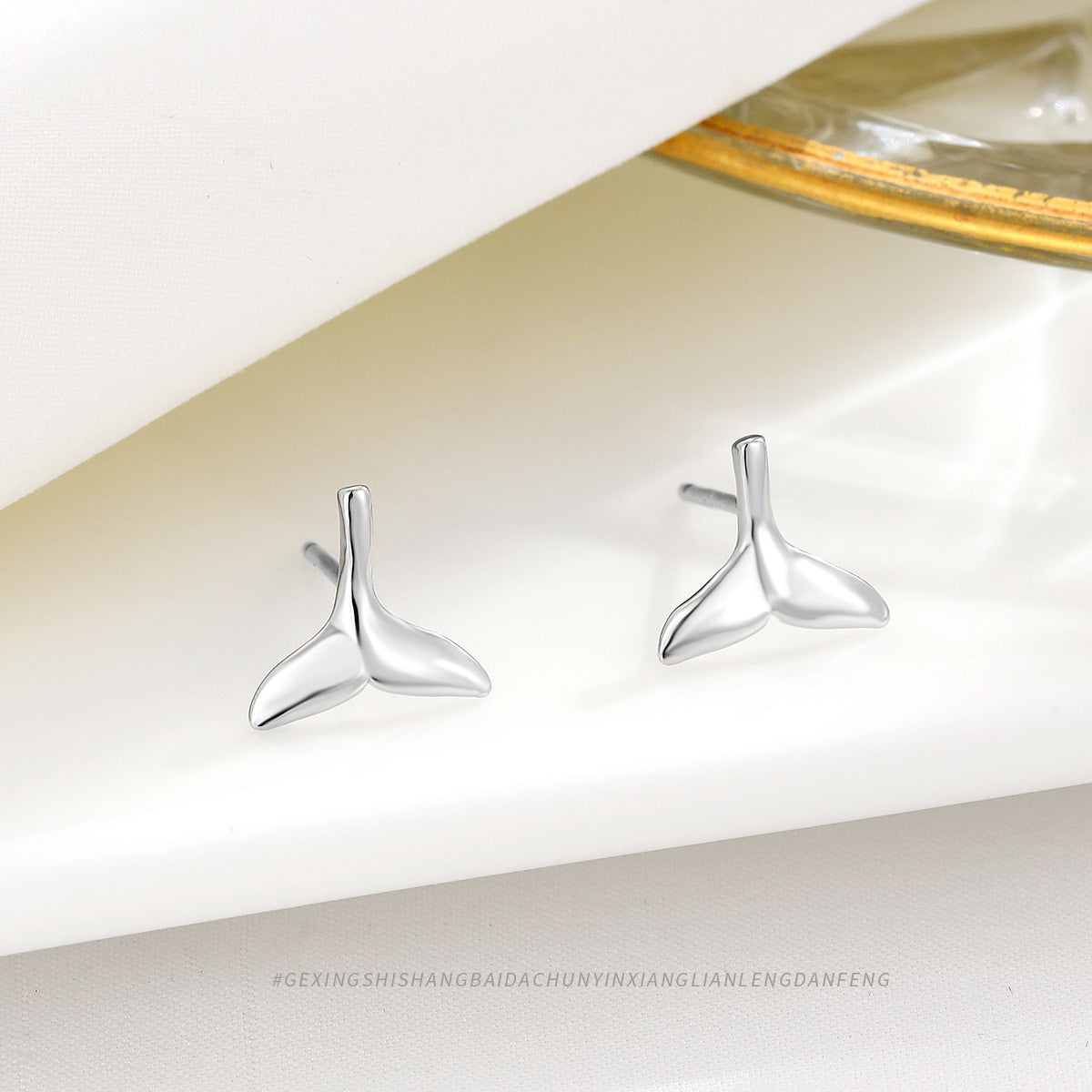 Women's Fashion Simple Fishtail Temperamental Minority High Earrings