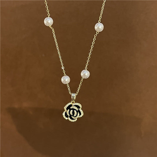 Women's Flower Pendant Pearl Niche Design High-grade Necklaces