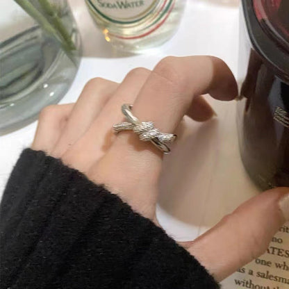 Design High-grade Twisted Female Temperament Personality Rings