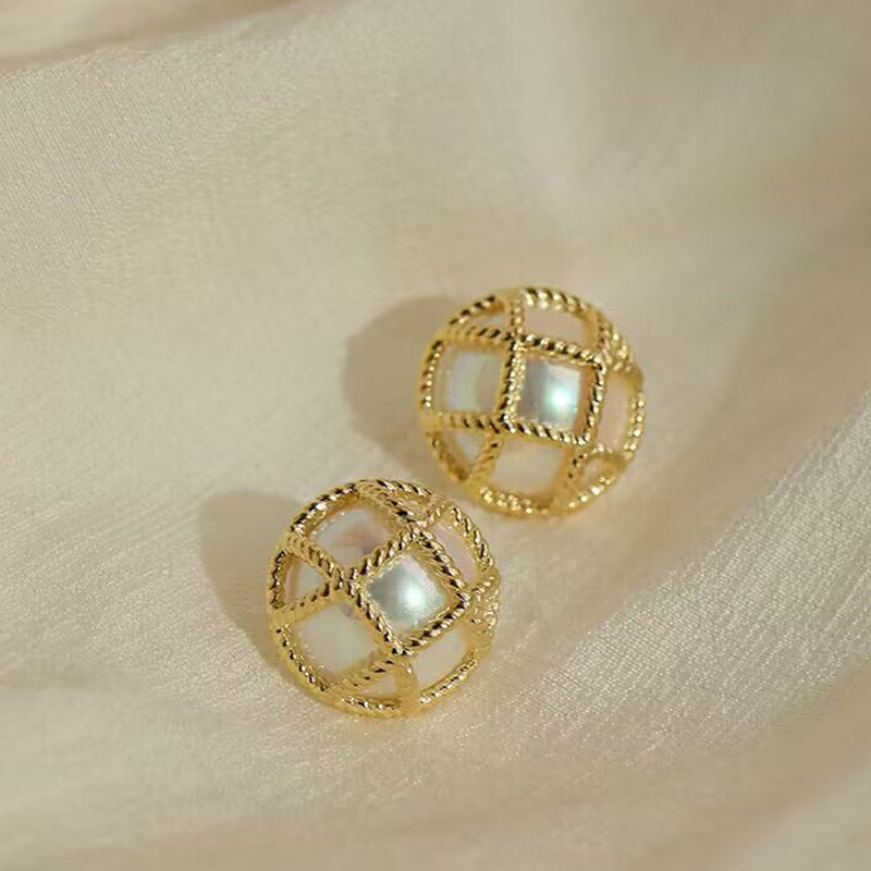 Women's French Style Classic Light Luxury Pearl Earrings