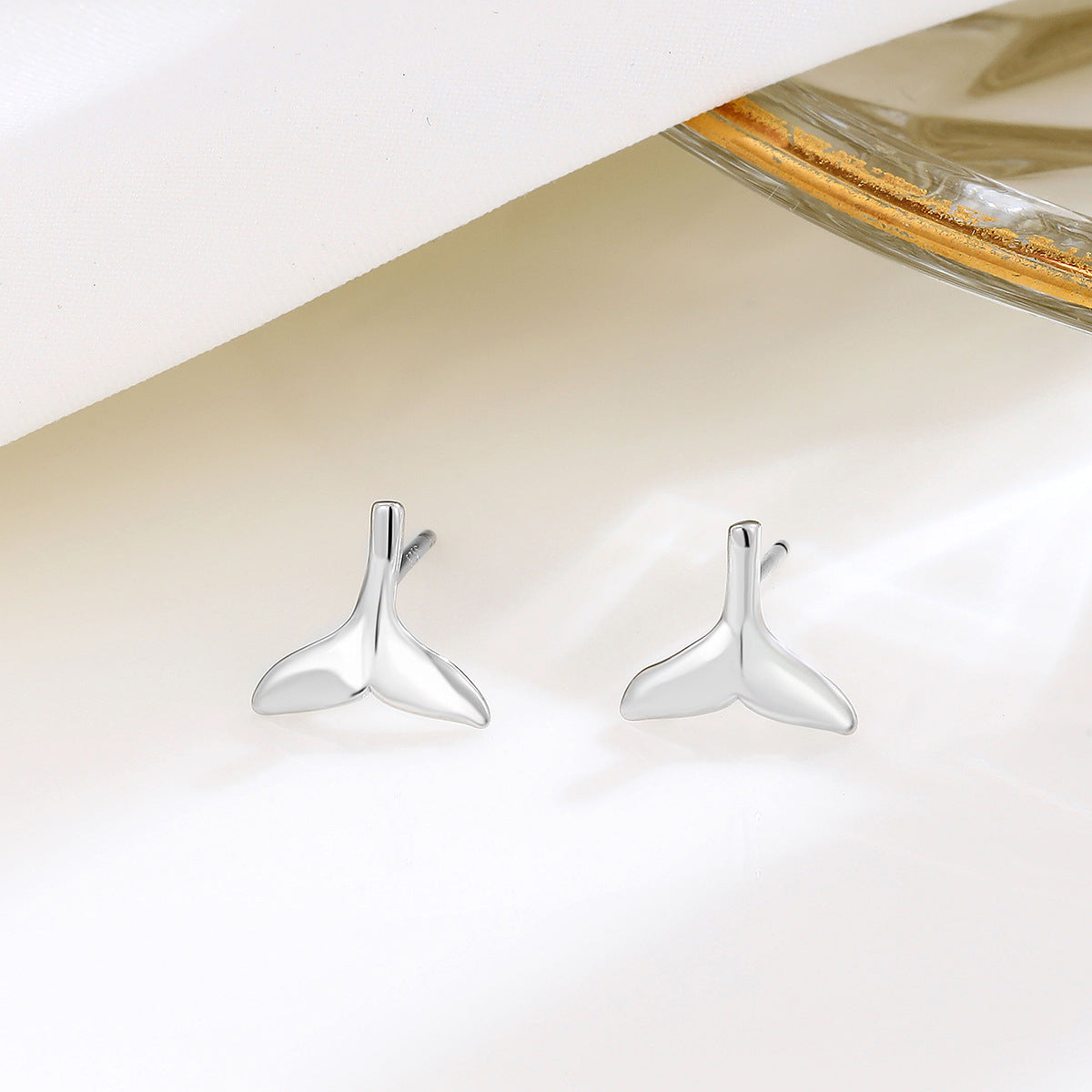 Women's Fashion Simple Fishtail Temperamental Minority High Earrings