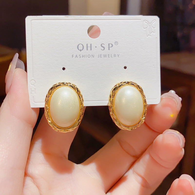 Women's Retro Metal Oval Pearl For Simplicity Earrings