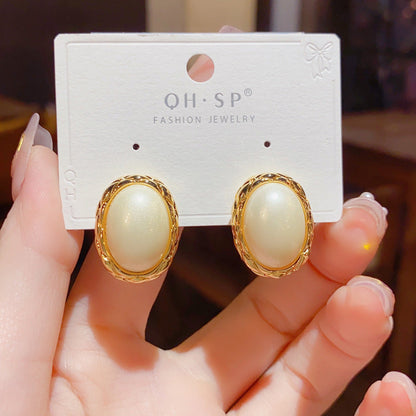 Women's Retro Metal Oval Pearl For Simplicity Earrings