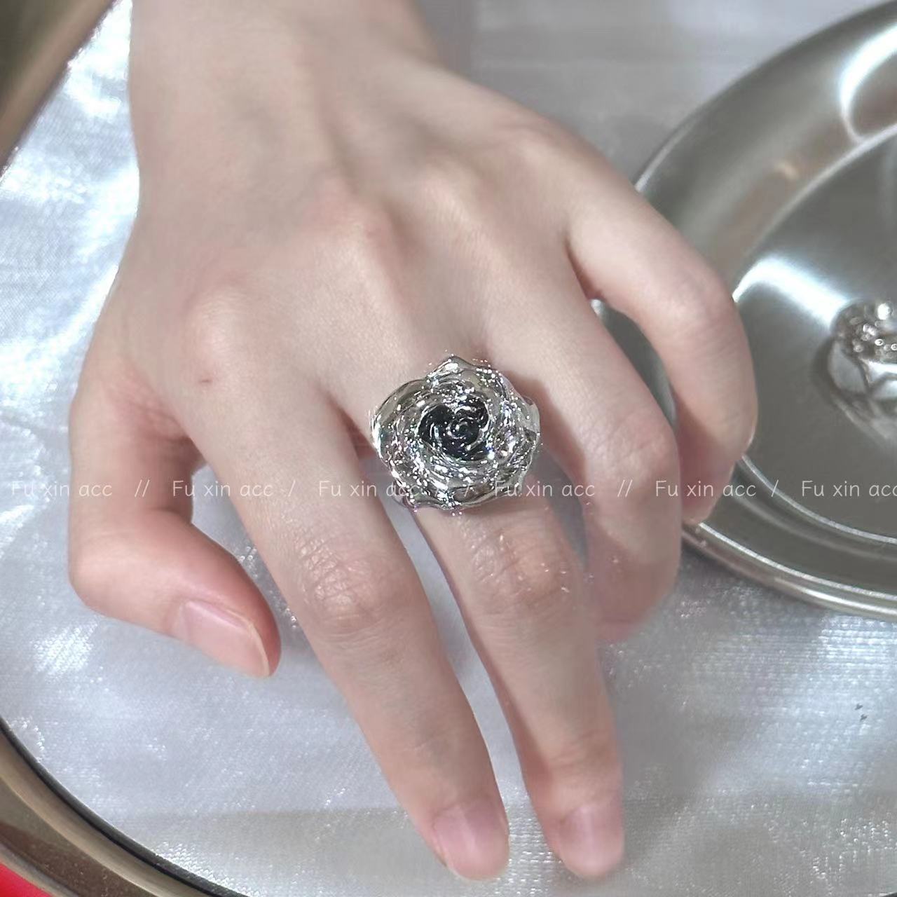 Retro Black Three-dimensional Rose Female Design High-grade Light Luxury Rings