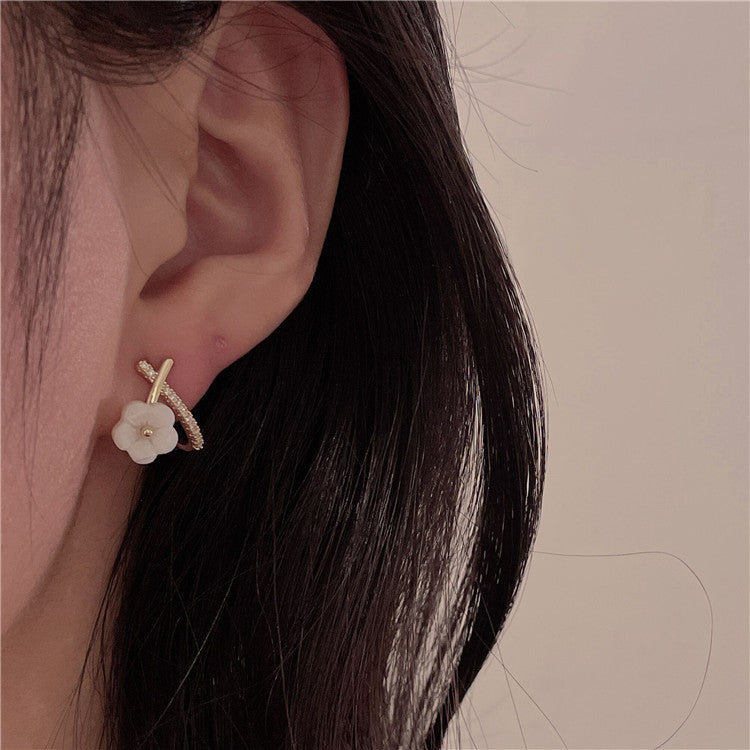 Women's Compact Mini Flower Shell For Trendy Temperament Earrings