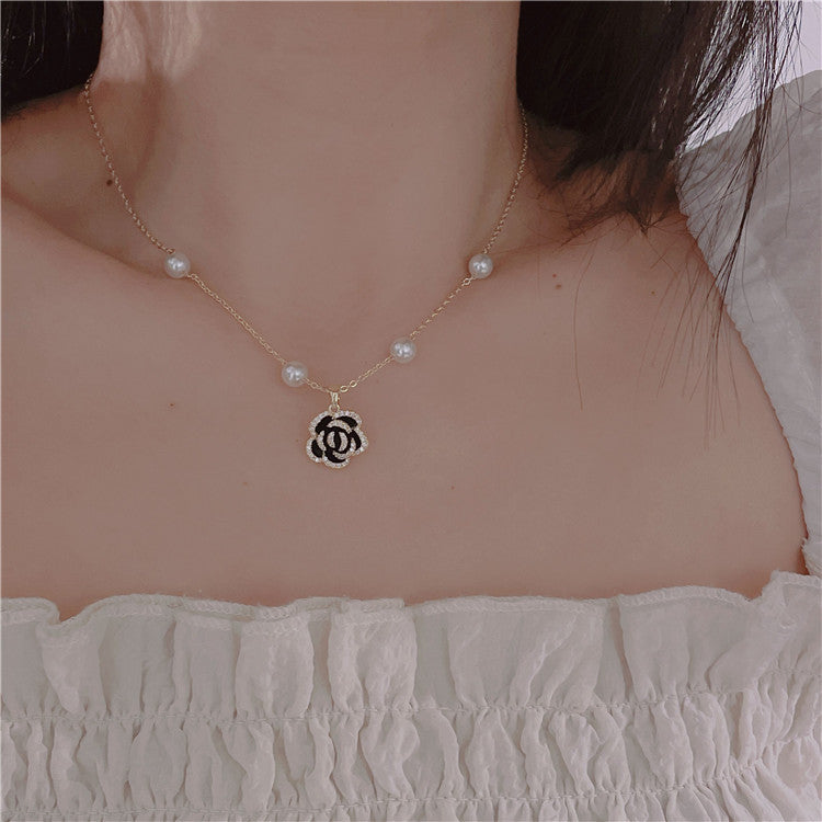Women's Flower Pendant Pearl Niche Design High-grade Necklaces