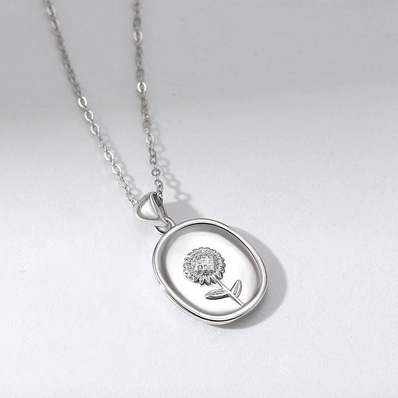 Women's & Men's & Fresh Flower Round Pendant Clavicle Chain Necklaces