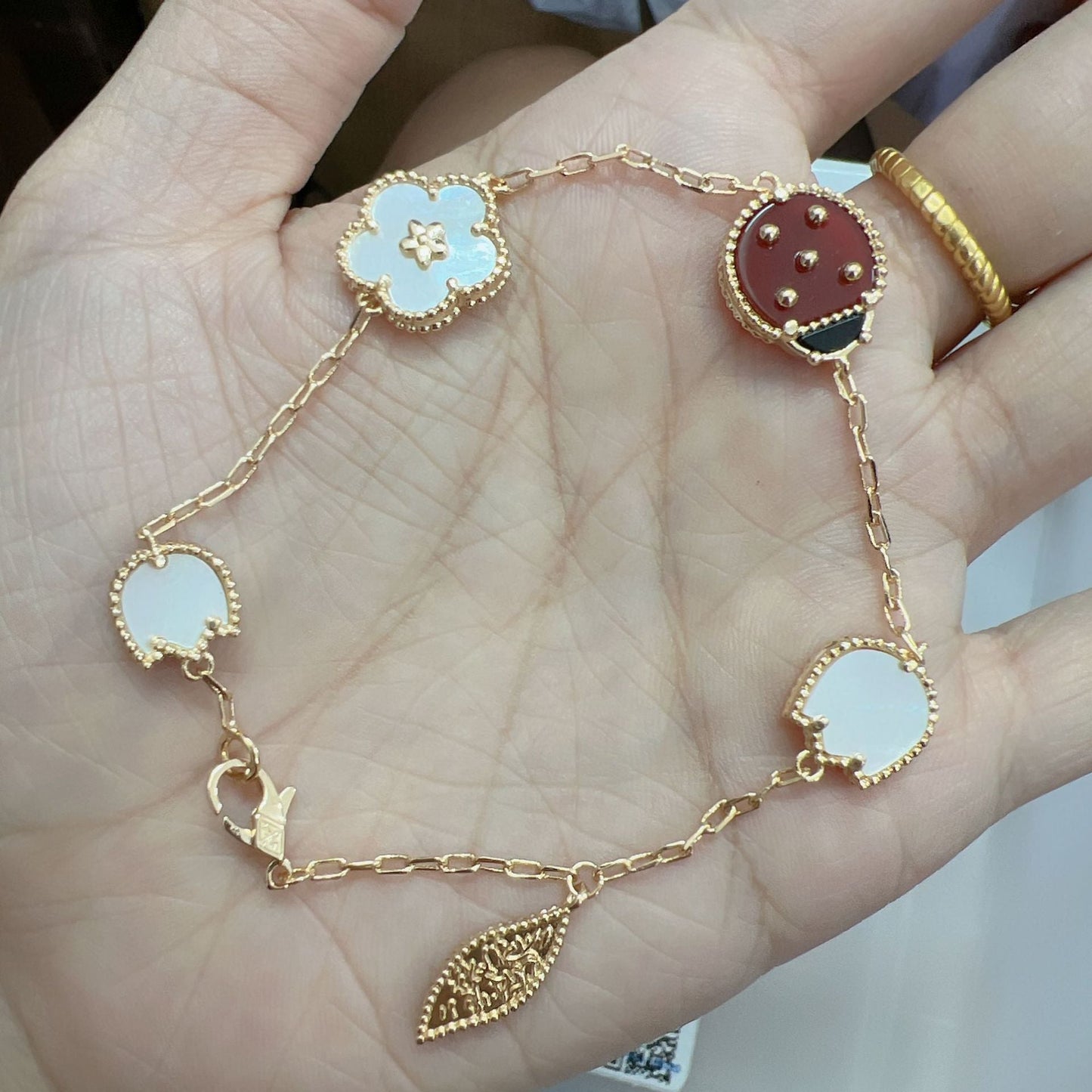 Red Agate Clover Female Pork Belly White Shell Bracelets