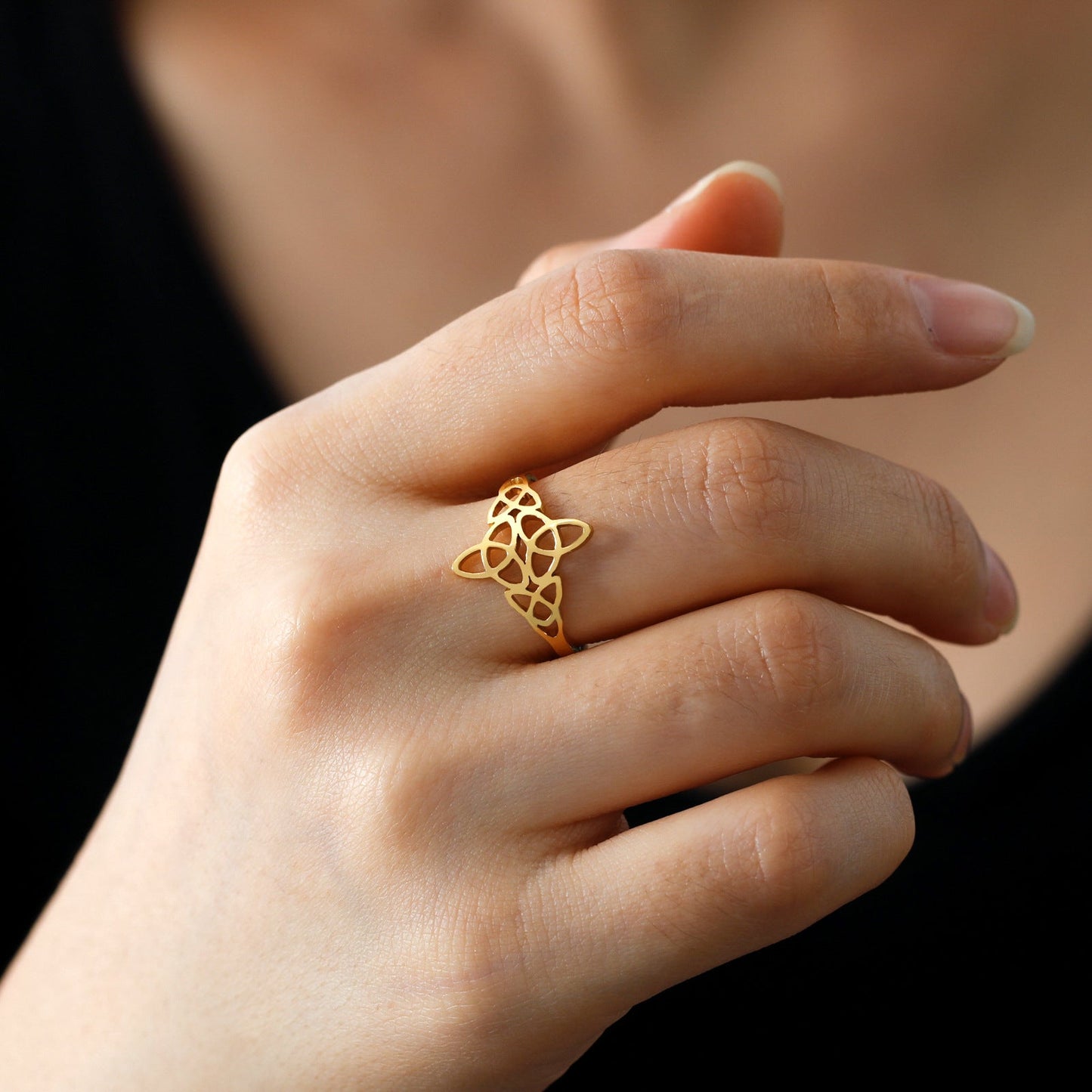 Hollow Single Layer Witch Knot Material Rings