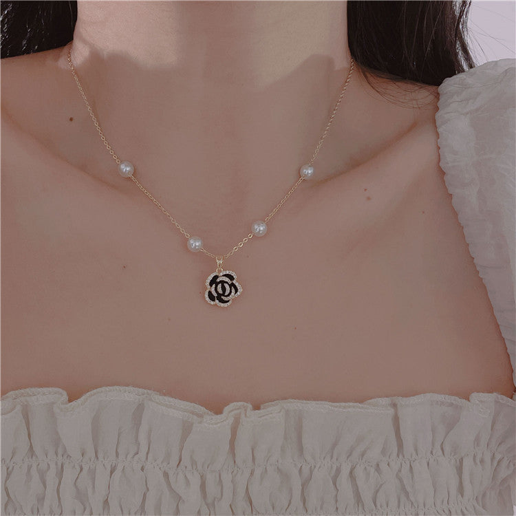 Women's Flower Pendant Pearl Niche Design High-grade Necklaces