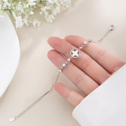 Retro Fashion Fresh Pearl Four-leaf Flower Design Bracelets