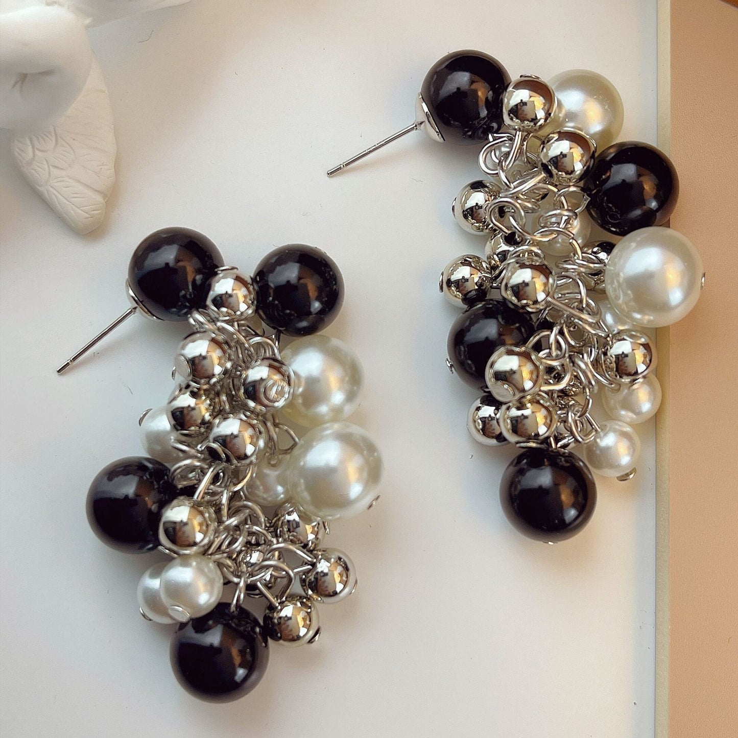 Women's Zhang Long Elegant Black And White Earrings