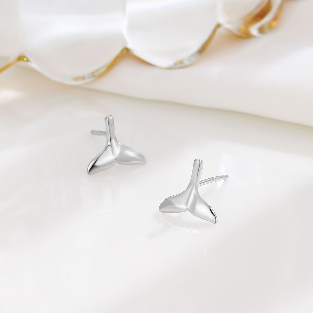 Women's Fashion Simple Fishtail Temperamental Minority High Earrings