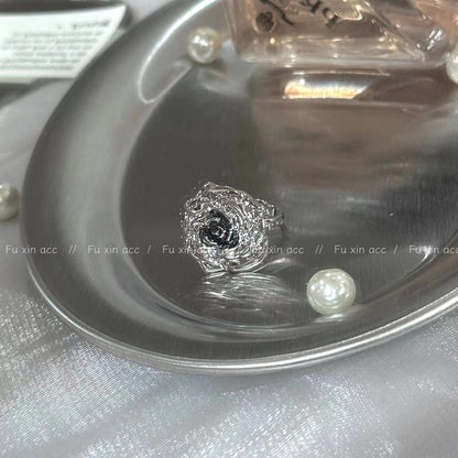 Retro Black Three-dimensional Rose Female Design High-grade Light Luxury Rings